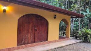 Toucans, Monkeys and Waterfalls- 2BR cottage