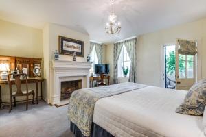 King Suite with Spa Bath - Oge House on the Riverwalk room in Noble Inns