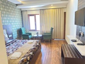 Hotel Ambika Residency Manali