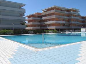 Bright flat with pool access