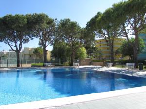 Bright flat with pool access