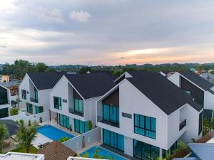 BangTao 4-Bedroom Brand New Modern Luxury Villa 2024 Minimalist Design Spacious 15-meter L-Shaped Swimming Pool Ideal for Guests