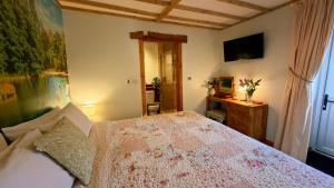 Wesley House Holidays - Choice of 2 Quirky Cottages in 4 private acres