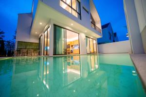 BangTao 4-Bedroom Brand New Modern Luxury Villa 2024 Minimalist Design Spacious 15-meter L-Shaped Swimming Pool Ideal for Guests