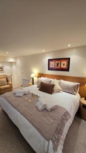 Chic Parisian Retreat Near Louvre, Cafés & Couture