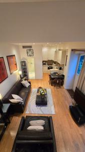 Chic Parisian Retreat Near Louvre, Cafés & Couture