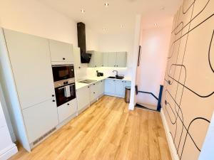 Central - Free parking- Sleeps 6 - Stylish Apt