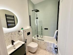 Central - Free parking- Sleeps 6 - Stylish Apt