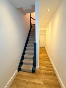 Central - Free parking- Sleeps 6 - Stylish Apt