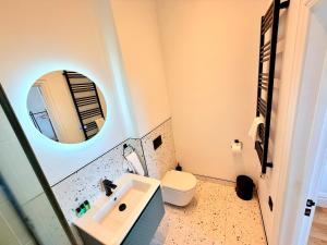 Central - Free parking- Sleeps 6 - Stylish Apt