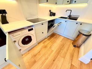 Central - Free parking- Sleeps 6 - Stylish Apt