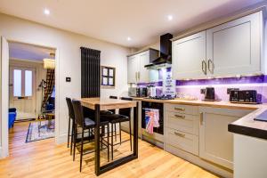 Chic Cottage Fireplace Patio Pet Train Stn