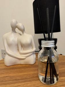 Luxury 2 Bed 2 Bath Canary Wharf Apartment with Balcony