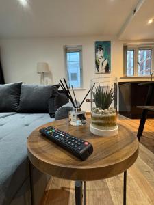 Luxury 2 Bed 2 Bath Canary Wharf Apartment with Balcony