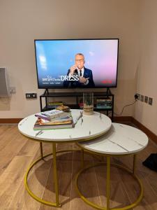 Luxury 2 Bed 2 Bath Canary Wharf Apartment with Balcony