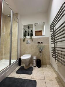 Luxury 2 Bed 2 Bath Canary Wharf Apartment with Balcony