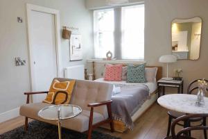 Fully licensed studio in peaceful neighbourhood