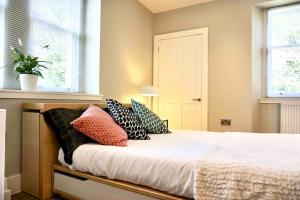 Fully licensed studio in peaceful neighbourhood