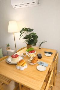 STAY H # Prime Location # 1 Stop to Seongsu # Lines 2,5 #Hongdae# Myeongdong# KSPO #DDP