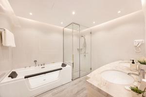 Kensington 3BR Jacuzzi at Standpoint Opera Downtown