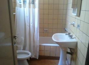 Miramar costa Atlántica alquiler temporario casa para 10 personas exelente ubicación a Dos cuadras de la playa y cuatro del centro