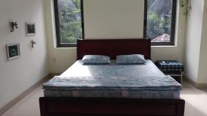 Nhà nhỏ dưới chân đồi