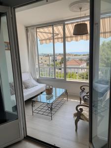 Le Richelieu apartment with small sea view