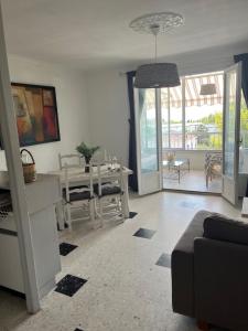 Le Richelieu apartment with small sea view