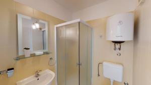 Apartments Andrea - Beachfront & Sea-view Terrace