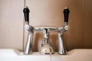 Historic Brontë Cottage Log Burner & Roll-Top Bath