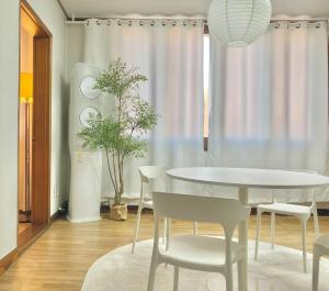 감성독채 최대8인 가족숙소 깔끔한 호텔침구 안락한 거실형