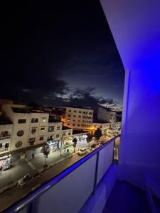 شقة فاخرة للكراء اليومي مارتيل بإطلالة مفتوحة على الشارع الرئيسي