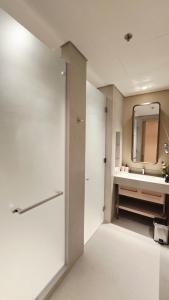 Skyline Vida Dubai Mall 3 Bedroom Apartment I Burj Khalifa Views I Direct Access Dubai Mall I Parking, Gym, Wi-Fi & Pool