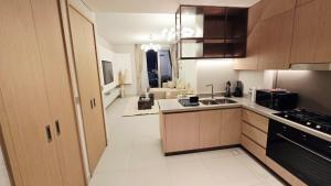 Skyline Vida Dubai Mall 3 Bedroom Apartment I Burj Khalifa Views I Direct Access Dubai Mall I Parking, Gym, Wi-Fi & Pool