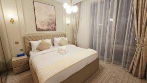 Skyline Vida Dubai Mall 3 Bedroom Apartment I Burj Khalifa Views I Direct Access Dubai Mall I Parking, Gym, Wi-Fi & Pool