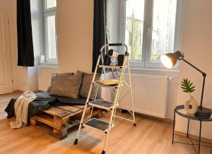 Modern Industrial Loft at Westbahnhof - Smart Beamer, Netflix & Long Stay Ready