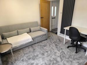 Redhill Home, close to station, Sleeps 5,2 Parking