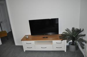 Cozy & Self Contained Garden Bungalow