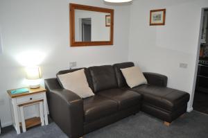 Cozy & Self Contained Garden Bungalow