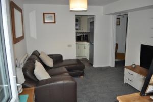 Cozy & Self Contained Garden Bungalow