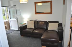 Cozy & Self Contained Garden Bungalow