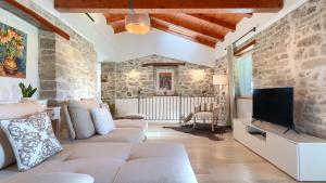 Beautiful Villa Cartolina with pool in Buje