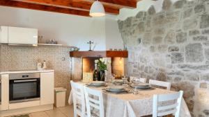 Beautiful Villa Cartolina with pool in Buje