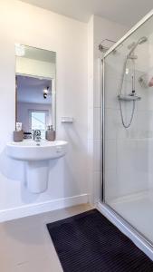 New Modern Detached House with 5bdr Glasgow