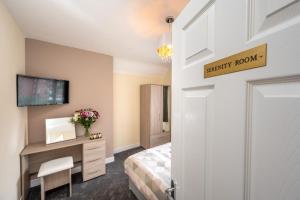 Stylish Three Bedroom Property With Parking