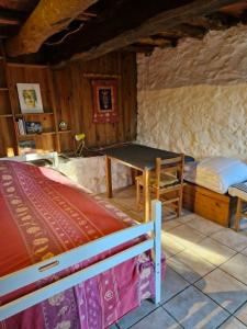 CHAMBRE INDEPENDANTE au calme en moyenne montagne