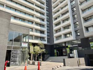 Moderno depto frente al Mall Plaza Egaña