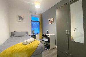 Emerald Living, 4 bedrooms, sleeps 6, free parking in the heart of Swansea!