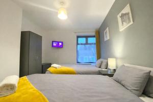 Emerald Living, 4 bedrooms, sleeps 6, free parking in the heart of Swansea!