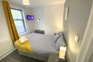 Emerald Living, 4 bedrooms, sleeps 6, free parking in the heart of Swansea!